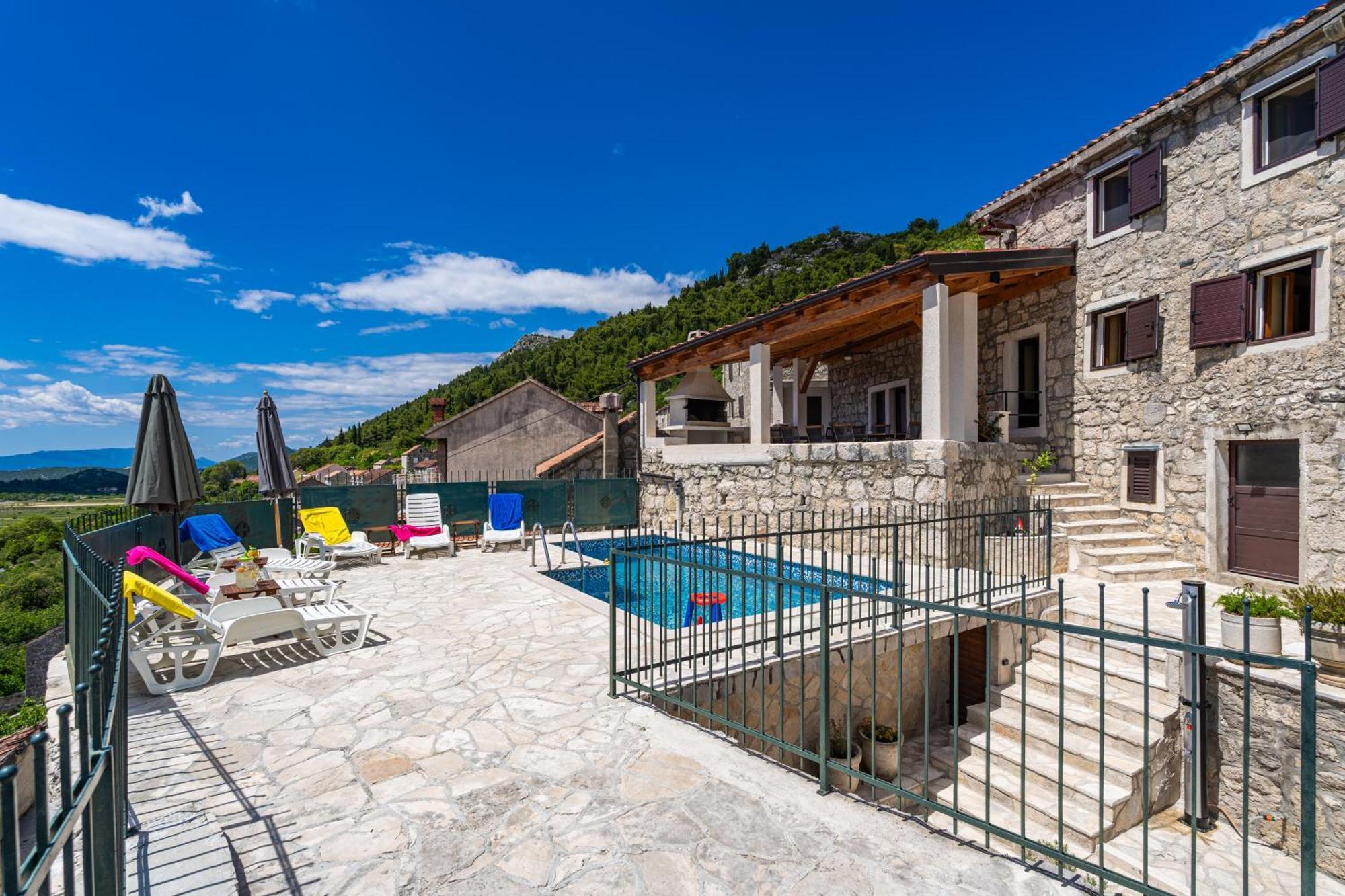 Private Pool Villa - Meditteranean Peace سلانو المظهر الخارجي الصورة