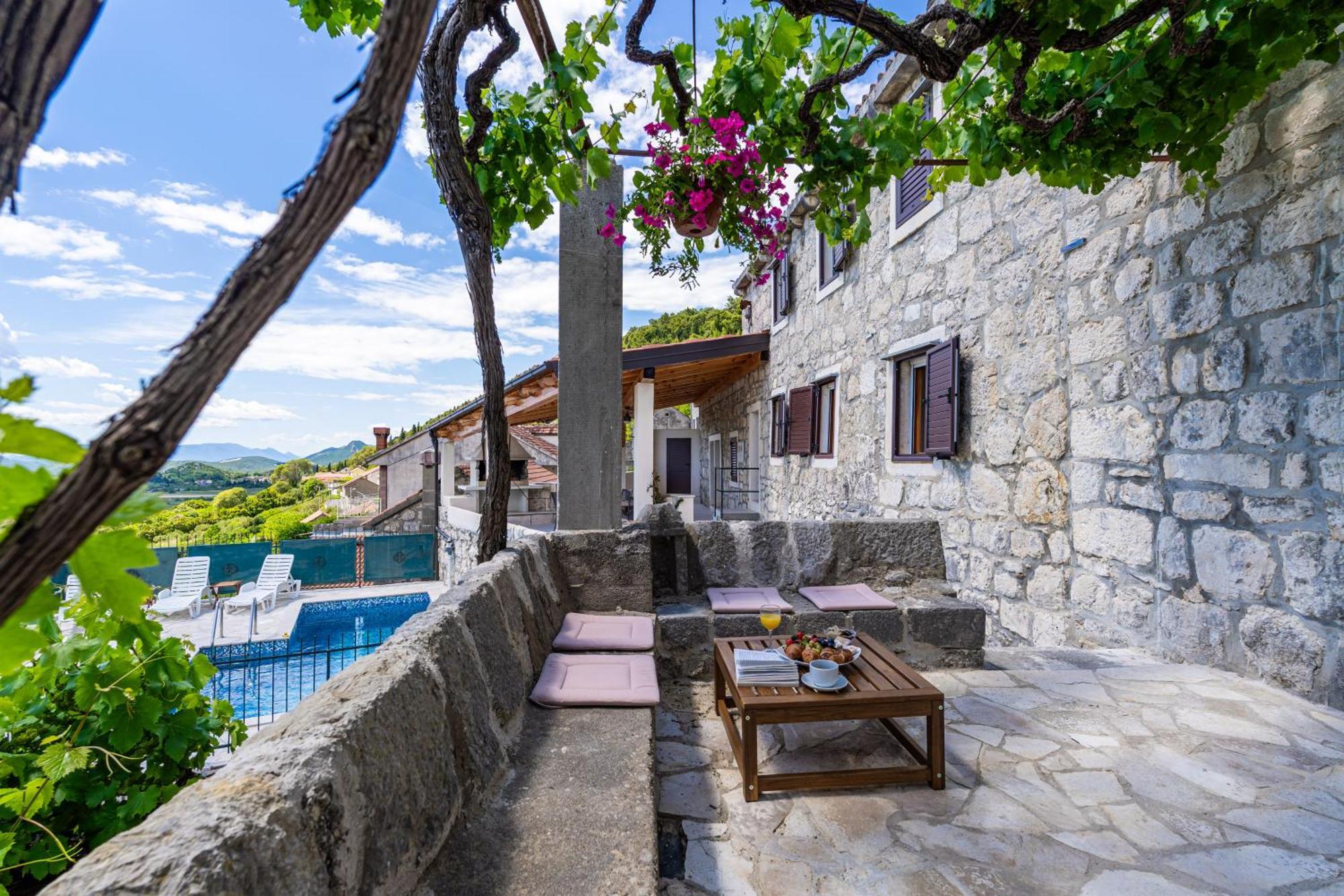 Private Pool Villa - Meditteranean Peace سلانو المظهر الخارجي الصورة