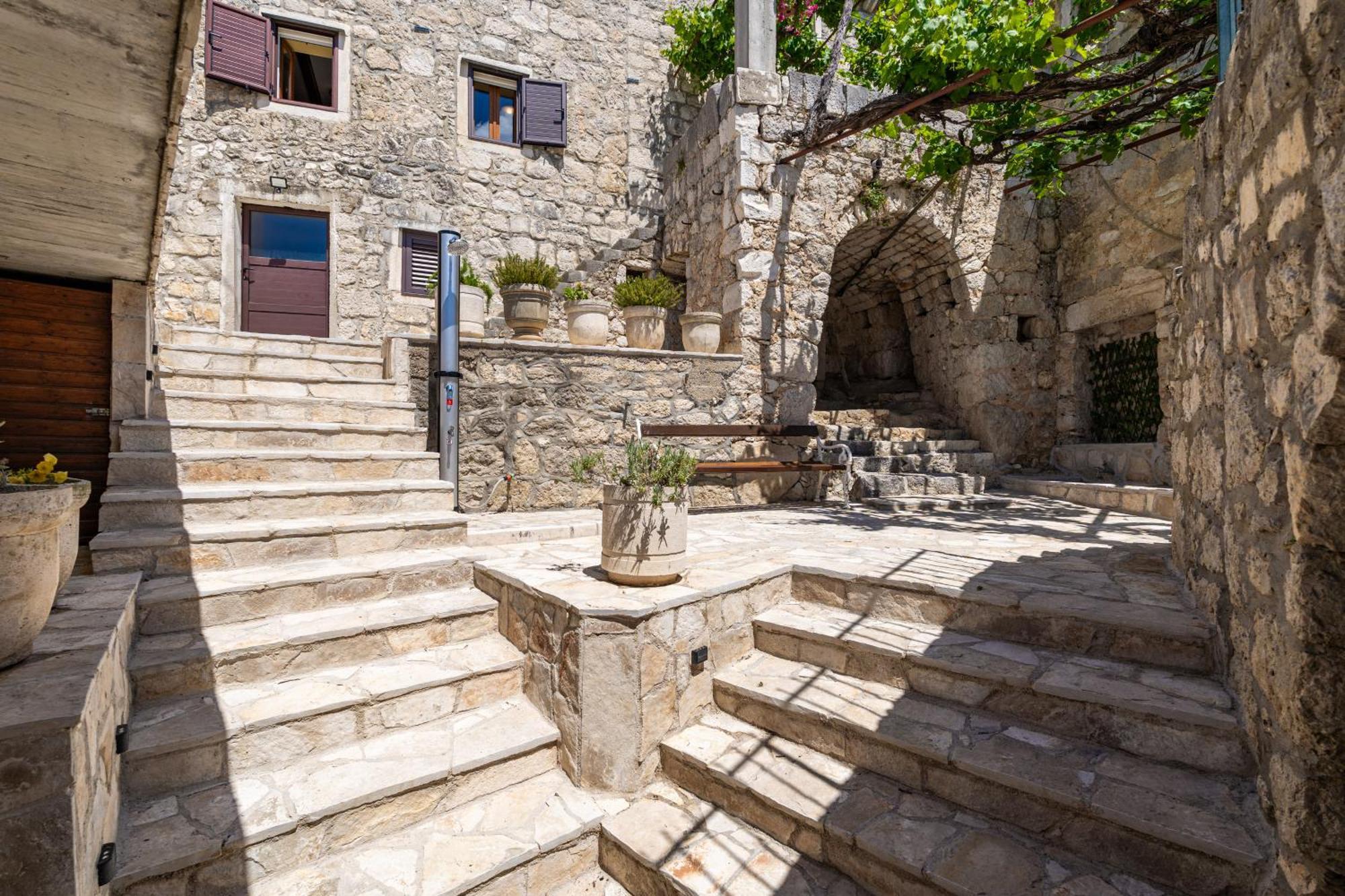 Private Pool Villa - Meditteranean Peace سلانو المظهر الخارجي الصورة