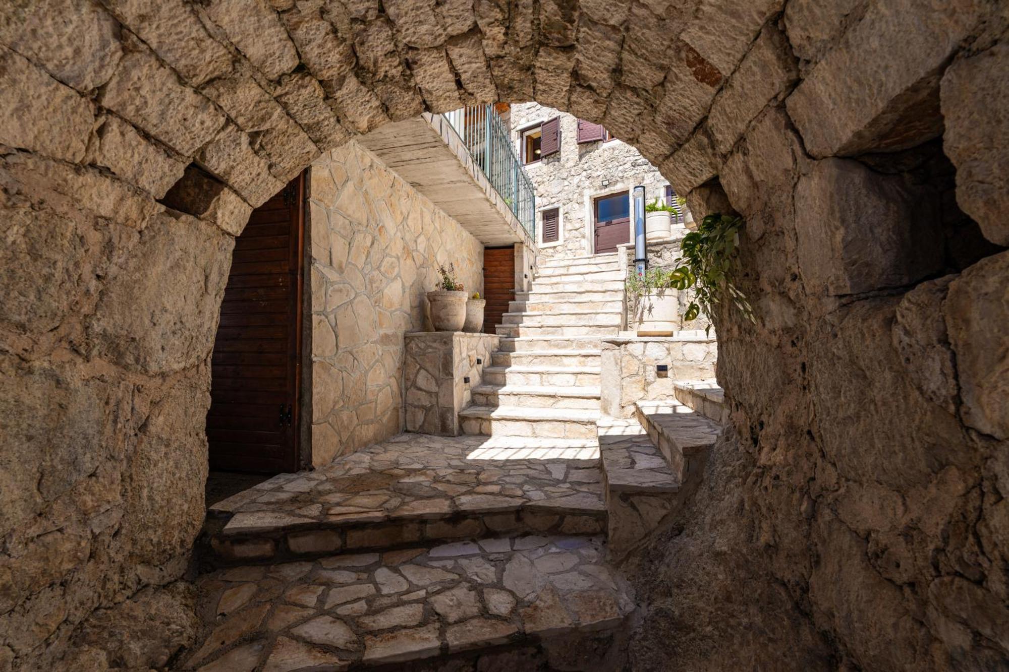 Private Pool Villa - Meditteranean Peace سلانو المظهر الخارجي الصورة